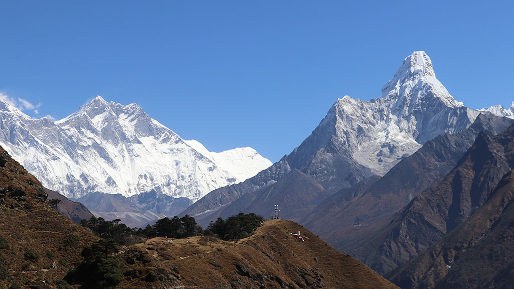 everest base camp trek in april